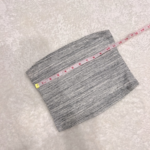 Hollister Salt and Pepper Crop Bandeau - Picture 3 of 4